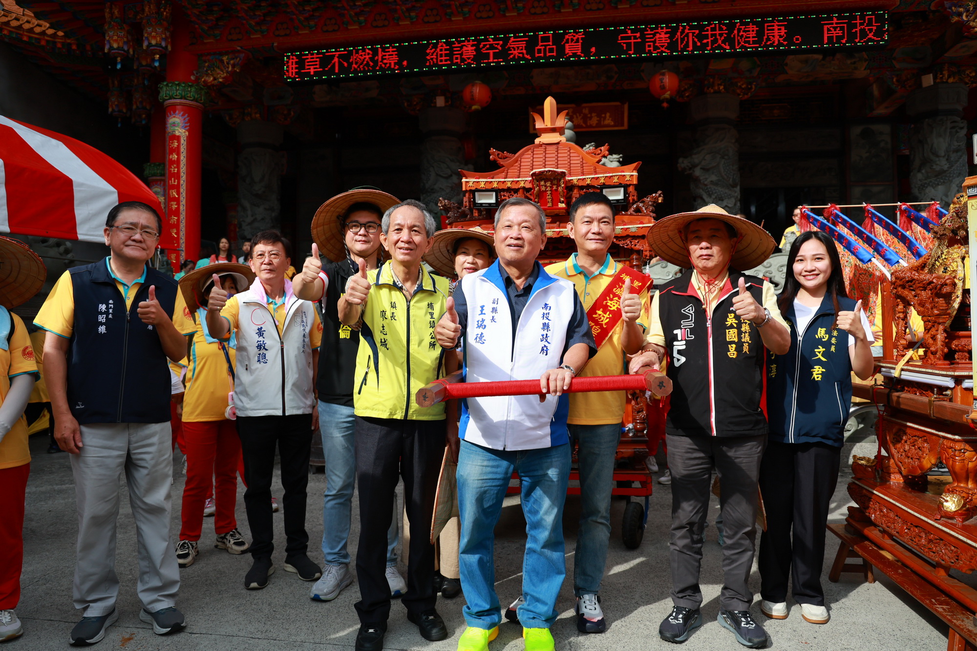 圖片-埔里瀛海城隍尊神聖誕遶境  王副縣長點起馬炮祈求平安