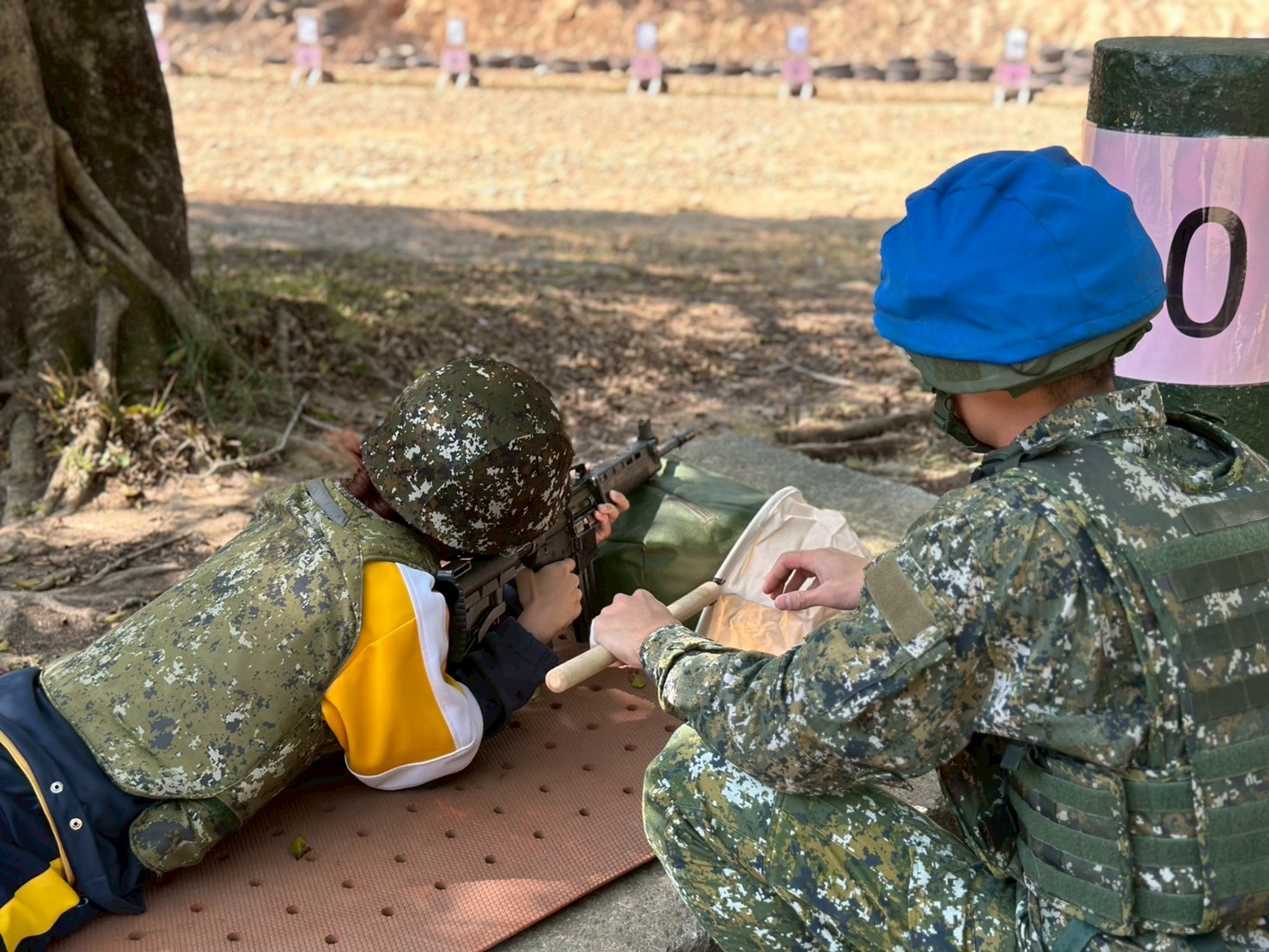 相關圖片5-南投縣高中職實彈射擊體驗活動登場 1700餘名師生成功嶺深化全民國防教育