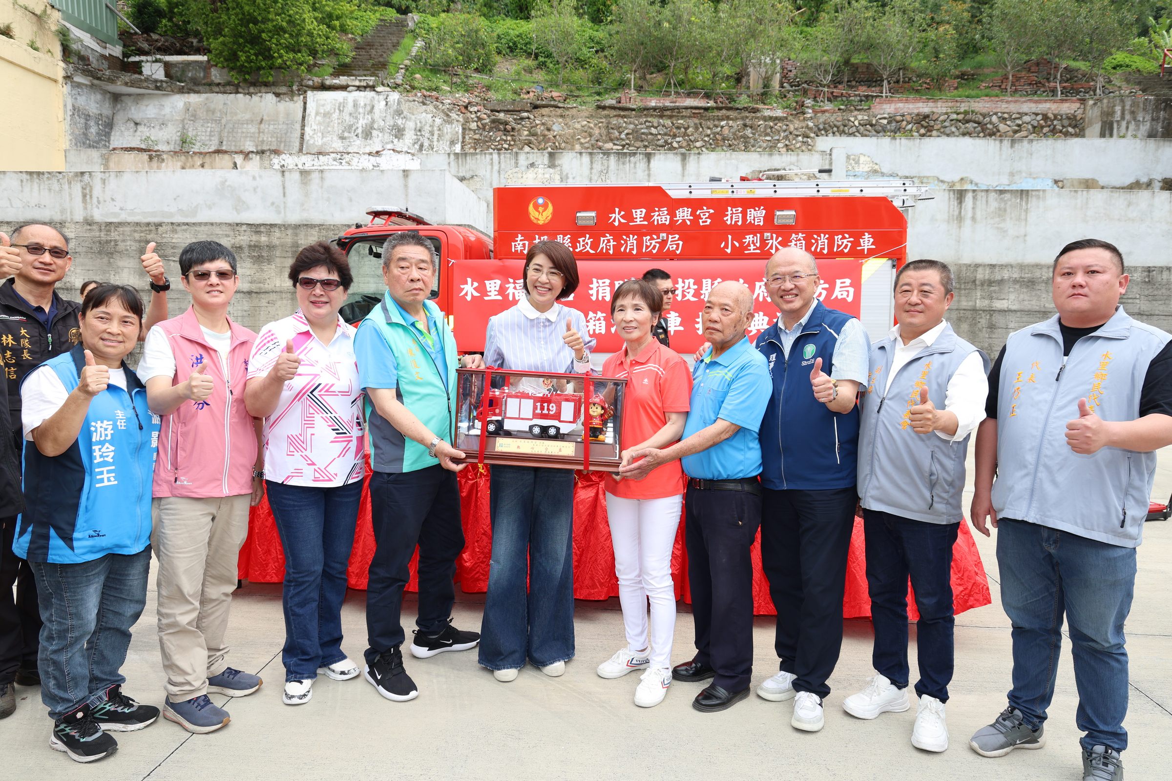 相關圖片5-土地公婆庇佑．福興宮慨捐500萬元消防水箱車  許縣長專程受贈感謝福興宮管委會造福鄉里
