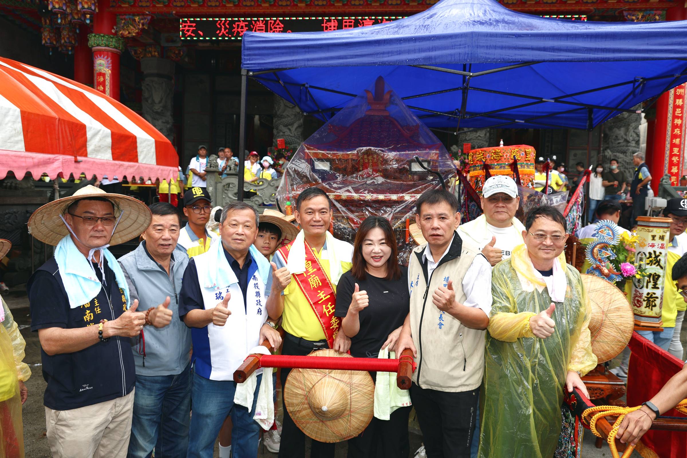 相關圖片1-埔里瀛海城隍廟祈安遶境 王副縣長點起馬炮祈求合境平安