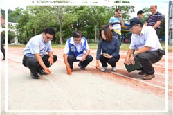 林明溱偕同立委訪校園  敦和等學校跑道將改善